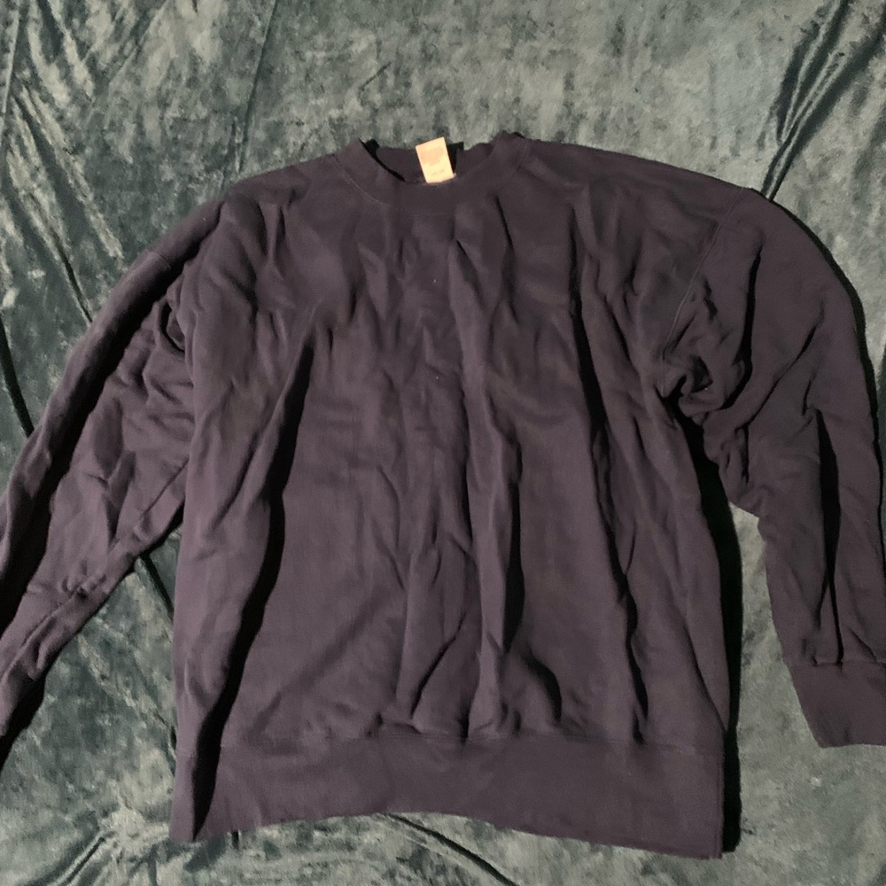 blank navy blue sweatshirt. great for fall and winter and looks good!